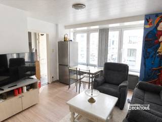 Dit gezellige appartementje van 41m² bevindt zich in het hart van Oostende, op de eerste verdieping van een kleinschalige residentie. De ligging in het centrum van Oostende, vlakbij het casino en het strand is een grote troef! <br />Indeling is als volgt: een inkomhal, apart toilet, woonkamer, aparte keuken met toegang tot het terras, één ruime slaapkamer met aansluitend een douchekamer. <br />Daarnaast beschikt het appartement over een private kelderberging.<br />Het appartement is momenteel verhuurd aan een vaste huurder, waardoor het ideaal is als investering!