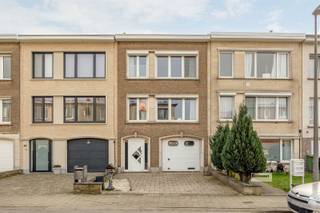 <p><span>Woning met veel potentieel in een aangename buurt.</span></p><p><span> </span></p><p><span>Indeling:</span></p><p><span> </span></p><p><span>Gelijkvloers:</span></p><p><span> </span></p><p><span>Inkomhal op een tegelvloer met apart toilet.</span></p><p><span>Een ruime garage met elektrische poort.</span></p><p><span>Twee kleinere kelderbergingen en 1 grotere berging achter de garage;</span></p><p><span>Een toffe omheinde tuin met open zicht.</span></p><p><span> </span></p><p><span>Eerste verdieping:</span></p><p><span> </span></p><p><span>Een overloop met apart toilet en ingemaakte kasten.<br />Leefruimte op  een novilon vloer. Dubbele beglazing, elektrische rolluik.</span></p><p><span>Keuken is te renoveren met aansluitend een eetplaats of bureauruimte met toegang tot de tuin via trap.</span></p><p><span> </span></p><p><span>Tweede verdieping:</span></p><p><span> </span></p><p><span>Drie slaapkamers waarvan 1 met dubbele beglazing en de andere met enkele beglazing. Deel rolluiken elektrisch.</span></p><p><span>Badkamer te renoveren met douche, toilet, lavabo.</span></p><p><span> </span></p><p><span>Deels dubbele beglazing. Cv op gas.</span></p>