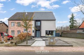 Voor meer info en foto’s, surf naar www.swevers.be – Ontdek deze ruime en instapklare halfopen bebouwing uit 2013 in de Schootstraat 2 te Heusden-Zolder. Met een bewoonbare oppervlakte van 274 m², vijf slaapkamers, drie badkamers en een perceel van 9a 81ca biedt deze woning volop ruimte en wooncomfort. De zonnige tuin met overdekt terras en een vrijstaande garage met kelder zorgen voor extra gebruiksgemak. De gelijkvloerse verdieping omvat een lichtrijke leefruimte van 47 m², een volledig uitgeruste keuken van 32 m², een praktische berging en een douchekamer. Op de eerste verdieping vindt u vier slaapkamers en een ruime badkamer. De grootste slaapkamer heeft toegang tot een dakterras van 30 m². De tweede verdieping herbergt een royale slaapkamer met eigen badkamer, ideaal als master bedroom of studio. De tuin biedt optimale privacy en de zuidelijke oriëntatie is perfect voor zonnige dagen. De brede oprit en nabijheid van winkels, scholen, openbaar vervoer en natuur maken dit huis compleet. Voor meer informatie, bel 011 255 155. Bron bewoonbare oppervlakte: EPC – verslag.