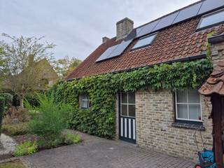 <p>CHARMANTE ENERGIEZUINIGE LANDELIJKE VILLA MET 4 SLAAPKAMERS OP 600 M2 GELEGEN IN RUSTIGE DOODLOPENDE STRAAT IN PRACHTIGE GROENE OMGEVING TE ST-ANDRIES BRUGGE.</p><p>Deze villa in landelijke Vlaamse stijl ligt in Residentiële Hermitagewijk te St - andries. Ze grenst direct aan een groen park met hoge bomen, een ware oase van rust !<br />U woont prive, de kinderen kunnen er veilig spelen zowel in het aangrenzend park of het speelplein met voetbalveld dit op 500 meter.<br />De gevel in gele rustieke bakstenen en de boomse pannen, de rondboog boven de inkom geven de woning een tijdloze uitstraling.</p><p>De woning werd recent GERENOVEERD NAAR EPC 129 kwh/m2 ( label B )<br />Dankzij 9 kwp aan zonnepanelen, thuisbatterij van 10 kwh en LG warmtepompen met in 7 ruimtes combi airco's verwarmen/ koelen is ze nagenoeg zelfvoorziend.</p><p>INDELING:<br />- GELIJKVLOERS: Inkomhal met toegang tot garage met elektrisch bediende sectionale poort , toilet, badkamer met 2 waskommen, ligbad/ douche. Grote slaapkamer met laminaatvloer ( ideaal als masterbedroom)</p><p>Verder toegang tot de lichte gezellige leefruimte met eiken parket witte houten balken , voorziening voor pelletkachel, toegang tot terras met barbecue.</p><p>Grote landelijke keuken met BOSCH vaatwas, koelkast, vitrokeramische kookplaat 90 cm en inbouwoven 60 cm<br />Composiet dubbel wastafel.</p><p>1E VERDIEP:</p><p>3 slaapkamers voorzien van ingemaakte kasten en wastafelmeubel. Iedere kamer heeft combi airco( verwarmen/ koelen )</p><p>2E VERDIEP: geïsoleerde zolder.</p><p>BUITEN: verzorgde zonnige afgesloten tuin met terras ZUIDGERICHT! Vijvertje, tuinhuis,<br />Grote carport .</p><p>LIGGING: het centrum van BRUGGE ligt op 4 km en de kust ( DE HAAN) op 13 km.<br />Op 500 m wandelt of fietst u al in de prachtige bossen van Beisbroek, Tudor en Tilleghembos!</p><p>RECHTSTREEKS TE KOOP VAN EIGENAAR.<br />OPGELET DE PRIJS VAN 629000€ IS EEN INSTELPRIJS. Alle Biedingen Hoger of Lager wordt bekeken. KIJKDAG op 17 /10 op afspraak.</p>