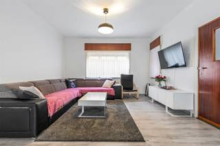 <p><span>Op te frissen vrijstaande woning met 3 slaapkamers gelegen op een zonnig en ruim perceel van 10a57ca in de nabijheid van scholen, station en centrum van Beverlo.</span></p><p><span> </span></p><p><span>Belangrijkste troeven:</span></p><p><span>- Centrale ligging doch rustige ligging</span></p><p><span>- Op te frissen</span></p><p><span>- 3 slaapkamers waarvan 1 op het GV</span></p><p><span>- Vernieuwde badkamer</span></p><p><span>- Tuin met nieuwe tuinkamer</span></p><p><span>- Garage</span></p><p><span>- Vernieuwd dak</span></p><p><span>- Kelder</span></p><p><span> </span></p><p><span>Bekijk zeker ook de foto's en de grondplannen met de afmetingen. Zo krijgt u van thuis uit al een perfect beeld van wat deze woning te bieden heeft!</span></p><p><span> </span></p><p><span>Wenst u meer info of een vrijblijvende bezichtiging, contacteer dan ons kantoor op het nummer 011 85 15 15 en wij helpen u graag verder.</span></p>