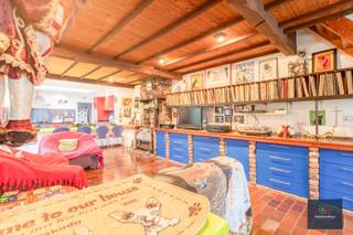 Deze ruime HOB met een perceelsbreedte van 19m in Wondelgem biedt alles wat je zoekt in een woning. Met zijn 4 slaapkamers, een ruime garage en een tuin is deze rijwoning vrij uniek in zijn soort. <br />(aan het hoofdgebouw werd in de jaren 80 een aansluitende bijbouw gezet met garage en masterbedroom)<br /><br />De bewoonbare oppervlakte van 228m² is ingedeeld als volgt, inkomhal, een comfortabele leefruimte met open keuken en achteraan het toilet en badkamer/wasberging. Op het gelijkvloers is er een meer dan volwaardige garage en een veranda. Op het verdiep is er een verzorgde badkamer met 2 slaapkamers. Boven zijn er opnieuw 2 slaapkamers. Ruimte genoeg voor het hele gezin. <br />Op het dak liggen 14 zonnepanelen. <br />Het perceeloppervlakte van 206m² biedt deze eigendom voldoende ruimte voor buitenactiviteiten.<br /><br />Deze woning is de perfecte mix van comfort, ruimte binnen en buiten. Mis deze kans niet/<br />Benieuwd? Bel of mail voor een afspraak; alain@makelaarshuys.be of 0468 25 48 91