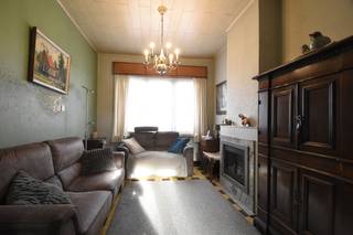 Deze goed onderhouden, op te frissen woning is terug te vinden dichtbij het centrum.Winkels, scholen en openbaar vervoer zijn op wandelafstand.Je...