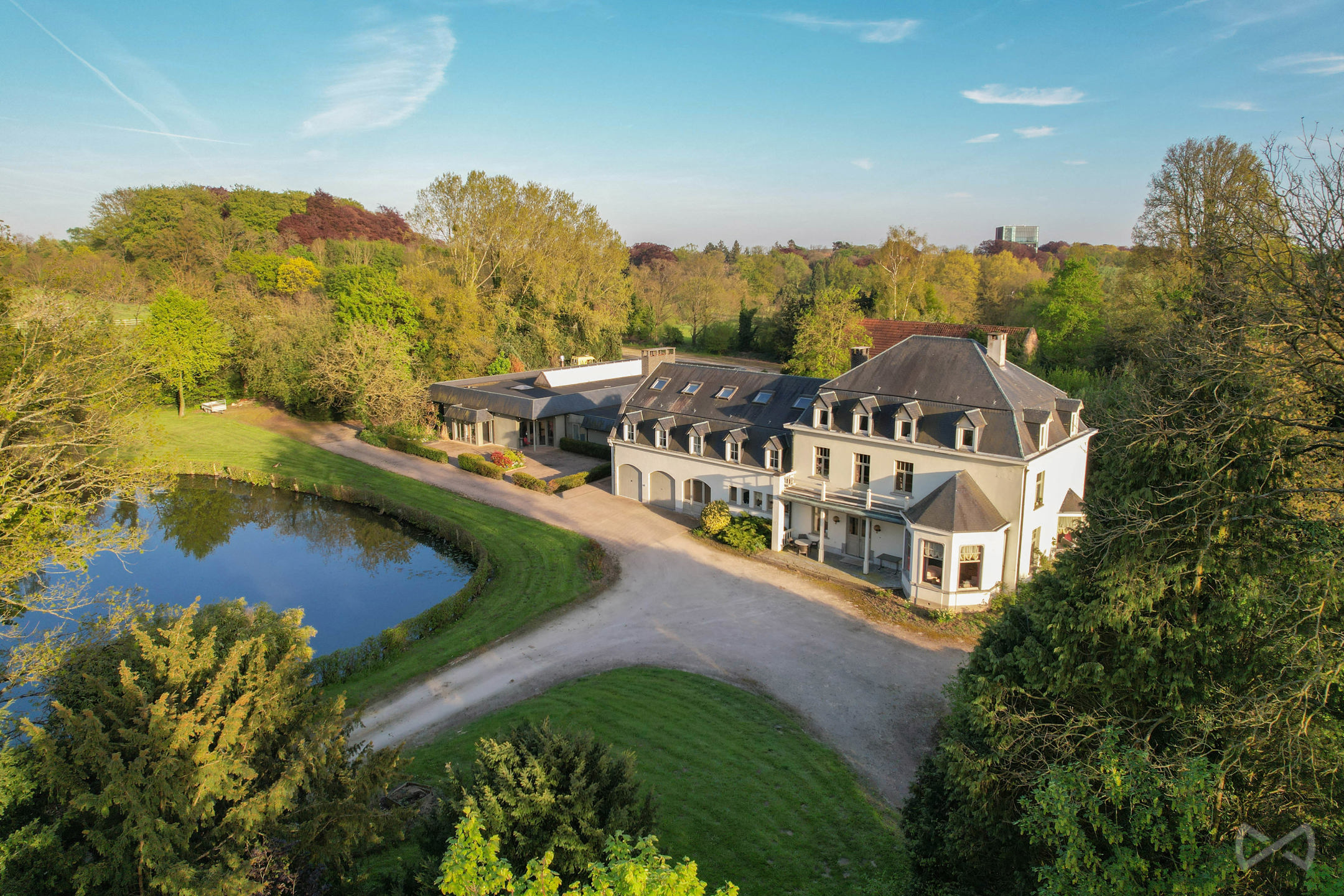 Uitzonderlijke kasteelvilla op perceel van 3,9 hectare - foto 1