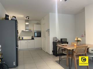<p><span>Recent 2 slp-appartement te huur in Deurne:</span></p><p><span> </span></p><p><span>Dit ruime moderne 2 slp-appartement met gezellig groot terras is gelegen op de eerste verdieping in het energiezuinige </span><span>project Silsburg Retour te Deurne</span><span>. Ideaal gelegen vlakbij openbaar vervoer en naast Albert Heijn. scholen en parken op wandelafstand. Private fietsenberging en autostaanplaats zijn inbegrepen. </span></p><p><span> </span></p><p><span>Het appartement heeft de volgende indeling:</span></p><p><span> </span></p><p><span>Inkomhal en praktische berging:</span></p><p><span>Bij binnenkomst wordt je verwelkomd in een hal met directe toegang tot de leefruimte. de handige aparte berging beschikt over een aansluiting voor een wasmachine en er is ook een gastentoilet aanwezig.</span></p><p><span> </span></p><p><span>Keuken en leefruimte</span><span>:</span></p><p><span>De keuken is eis modern ingericht. Een combi-oven, een keramische kookplaat, vaatwasser, spoelbak en een ingebouwde afwasmachine en koelkast. De aangrenzende leefruimte baadt in het natuurlijk licht, wat zorgt voor een ruimtelijk en warm gevoel, de perfecte plek om te ontspannen en gasten te ontvangen.</span></p><p><span> </span></p><p><span>Slaapkamers en badkamer:</span></p><p><span>Via de hal heb je toegang tot de 2 slaapkamers, badkamer en apart toilet.</span></p><p><span>Beide slaapkamers bevinden zich aan de rustige achterkant van het gebouw.</span></p><p><span>De moderne badkamer is uitgerust met een ruime inloopdouche en een dubbele lavabo.</span></p><p><span> </span></p><p><span>Terras:</span></p><p><span>Ruim terras is aanwezig met zicht op een groene omgeving</span></p><p><span> </span></p><p><span>Huurprijs:</span><span> €900,00 / maand</span></p><p><span>Maandelijkse kosten</span><span>: €75,00 / maand</span></p><p><span>Beschikbaarheid:</span><span> 1 september 2026</span></p><p><span>Plaatsbeschrijving : 260€ pp.</span></p><p><span> </span></p><p><span>Extra troeven:</span></p><p><span>- Goede locatie</span></p><p><span>- Gunstig EPC</span></p><p><span>- Aparte meters</span></p><p><span> </span></p>