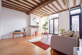 Deze uiterst charmante woning met gezellige tuin is gelegen in het mooie Sint-Annakwartier. Achter deze karaktervolle gevel schuilt een ruime woning, rijk aan geschiedenis en met zorg gerenoveerd in 2016. De woning combineert hoogwaardige materialen met authentieke elementen en straalt warmte, karakter en verfijning uit. De indeling is als volgt: Gelijkvloers – Inkomhall met voorkamer, die tevens kan dienst doen als bureau, slaapruimte, alsook wasruimte. Stijlvolle leefruimte met een nieuwe volledig uitgeruste keuken en verder een lichtrijke woonkamer met marmer schouwelement en eiken balken plafond. Vanuit de woonkamer is er toegang tot de tuin. 1ste verdieping – twee GROTE lichtrijke slaapkamers met aansluitend de badkamer. Op de 2de verdieping zijn er nog twee ruime slaapkamers, afgewerkt met mooie materialen. De tuin is een grote troef!<br />Een zeldzame combinatie van ruimte, rust, charme en comfort, in een mooie omgeving en op een steenworp van de Grote Markt. Ideaal voor wie op zoek is naar een bijzondere woonplek met een ziel.<br /><br /><strong>EXTRA INFORMATIE:</strong><br />- Renovatiejaar 2016<br />- Vernieuwd dak (2016)<br />- Ventilatiesysteem C<br />- Nieuwe keuken <br />- Energielabel B: 196 kWh/m² jaar (UC3778147)<br />- Parkeergelegenheid om de hoek<br /><br />Voor meer informatie of om een bezoek in te plannen, contacteer ons via 050 550 750 of info@perspectiefvastgoed.be