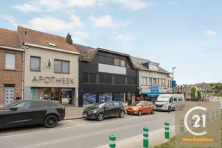 Century 21 Zaventem présente un spacieux immeuble à usage mixte en bon état à Diegem. Situé sur la Haachtsesteenweg 28-30, en face d'un arrêt de...