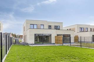 Découvrez ce projet composé de 4 maisons neuves qui offrent l'équilibre parfait entre luxe, tranquillité et connectivité urbaine. Ces maisons, d'une surface habitable de 180 m², sont entièrement finies avec des matériaux de la plus haute qualité.Ce projet crée de l'espace, de la paix et de la connexion dans un contexte urbain. Nous avons travaillé ici en prêtant attention à la qualité de vie et à la durabilité. Le projet offre la combinaison parfaite pour ceux qui souhaitent profiter d'un environnement calme et verdoyant dans un endroit où les commodités quotidiennes, les loisirs, la mobilité et la vie urbaine sont à proximité. - Emplacement central- Efficacité énergétique (pompe à chaleur, panneaux solaires)- EPB : au format :- Informations sur l'urbanisme : sur demandeL'achèvement de ce projet est prévu pour...Vous souhaitez plus d'informations sur ce projet ? Contactez-nous au 056 605 ou à matisse.vandererven@dewaele.com !