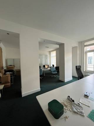 Het pand dateert van 1930 en bestaat uit 766m² instapklare kantoren van de gelijksvloer tot het 4e verdiep. Het pand is 10 jaar geleden...