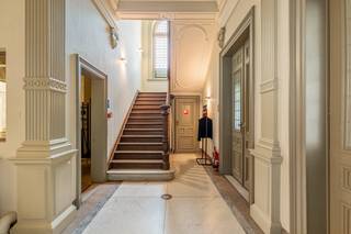 Bent u op zoek naar een interessant investeringspand, momenteel ingericht als kantoorruimtes met gezamenlijke keuken en grote vergaderzaal en dit gunstig gelegen in de Blijde Inkomststraat vlakbij campussen en het treinstation, dan is dit meer dan een bezoek waard. Achter de charmante voorgevel schuilt ca. 1.190 m² aan afgewerkte kantoorruimte, telkens met hoge plafonds en grote raampartijen die zorgen voor een overvloed aan natuurlijk licht.<br /><br />Indeling:<br />Gelijkvloers: statige inkomhal, receptie, sanitair blok, gemeenschappelijke keuken, eetzaal, grote vergaderzaal en meerdere kantoorruimtes.<br />Eerste, tweede en derde verdieping: telkens voorzien van een sanitair blok en diverse kantoorruimtes.<br />Alle verdiepingen zijn bovendien bereikbaar via een lift.<br /><br />Verder beschikt het gebouw over een praktische opbergkelder, een ruim terras en een gemeenschappelijke tuin achteraan. Extra troef is de mogelijkheid tot bijkomende aankoop van 12 parkeerplaatsen.<br /><br />Lijkt dit uniek investeringsvastgoed dat klasse, ruimte en een top-locatie combineert echt iets voor jou? Aarzel dan niet en contacteer ons vandaag nog voor een bezoek ter plaatse via Jan Schrijvers via 0495 18 95 81 of janschrijvers@immojanstas.be.<br /><br />Bijkomende info (EPC, bodemattest, stedenbouwkundige inlichtingen,...) kan U hieronder downloaden ↓.