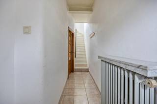 [[ DIT PAND NEEMT DEEL AAN DE ERA OPEN HUIZEN DAG OP 13/6 VAN 13:00 TOT 14:00 ]] 
<p>Te koop: woning in Willebroek, gunstig gelegen langs de Mechelsesteenweg, vlakbij openbaar vervoer en belangrijke invalswegen.</p><p><br /></p><p>Deze woning uit 1941 geniet van een centrale ligging met een vlotte verbinding naar omliggende steden en voorzieningen. Achteraan beschikt de woning over een gezellige tuin met bijgebouw en parkeermogelijkheid vlak voor de deur. Vanuit de slaapkamer geniet u bovendien van een mooi uitzicht op de achterliggende velden.</p><p><br /></p><p>Binnenin biedt de woning een praktische indeling met voldoende leefruimte en het comfort van twee badkamers — ideaal voor gezinnen of wie graag extra functionaliteit wenst.</p><p><br /></p><p>Belangrijkste ruimtes:<br />• Inkomhal<br />• Living<br />• Eetkamer aansluitend op de living<br />• Keuken voorzien van spoelbak, dampkap, elektrische kookplaat en ingemaakte kasten<br />• Wasplaats met aansluiting voor wasmachine en droogkast<br />• Twee slaapkamers<br />• Twee badkamers, waarvan één met douche, toilet en wastafel, en één met inloopdouche en spoelbak<br />• Kelder voor extra opslagruimte<br />• Tuin (22 m²) met bijgebouw</p><p><br /></p><p>Troeven:<br />• Zicht op de velden vanuit de slaapkamer<br />• Gezellige tuin met bijgebouw<br />• Parking voor de deur<br />• Centrale ligging nabij openbaar vervoer en invalswegen</p><p><br /></p><p>Neem vandaag nog contact op met uw ERA-makelaar voor een bezoek.</p><p><br /></p><p>JOUW DROOMHUIS. ZO GEVONDEN!</p>