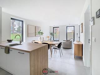 <h1><span>Dit ruime appartement te koop is gelegen op de eerste verdieping van Residentie Baverlaar in de Baversstraat in Tongeren. </span></h1>
<p>Je woont hier aan de groene rand van het centrum, op wandelafstand van winkels, horeca, het station en recht tegenover het Vesalius ziekenhuis. Dankzij de nabijheid van de E313, op slechts 4 km, ben je snel in Hasselt, Luik of Maastricht.<br /><br />Tongeren, de oudste stad van België, ligt in het hart van Haspengouw en biedt een unieke mix van geschiedenis, natuur en hedendaags comfort.</p>
Het appartement van ca. 90 m² strekt zich uit van de voor- tot de achterzijde van het gebouw. Je komt binnen via een inkomhal met gastentoilet en vestiaireruimte. De open keuken sluit naadloos aan op de lichtrijke leefruimte met eet- en zithoek, die toegang biedt tot het terras van 6,8 m² aan de achterzijde. Naast de eetkamer ligt de grootste slaapkamer. Via de nachthal bereik je een berging, de badkamer met inloopdouche en dubbele lavabo, en een tweede slaapkamer aan de voorzijde.<br /><br />Dit project komt in aanmerking voor het verlaagd BTW-tarief van 6%, zowel voor particulieren als professionele kopers, onder voorwaarden.<br /><br /><strong>Troeven van dit appartement:</strong>
<ul>
<li>Twee slaapkamers</li>
<li>Lichtrijke leefruimte met open keuken</li>
<li>Terras aan de rustige achterzijde</li>
<li>Ondergrondse berging en parkeerplaats optioneel bij te kopen</li>
<li>Centrale ligging met vlotte bereikbaarheid via E313</li>
</ul>
Interesse? Contacteer ons via info@optie-m.be of bel naar 011 23 11 01<br />Benieuwd naar de waarde van jouw woning? Wij helpen je graag met een gratis schatting en advies op maat.<br /><br />VG | WG |GMO | GVKR | GVV |