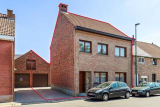 <strong>Ideaal gelegen 3-gevel woning in een rustige straat vlakbij het centrum van Sterrebeek.</strong><br />Gelijkvloers: Inkomhal, WC, ruime living met aparte zitplaats (TV hoek), ruime volledig ingerichte keuken (voorzien van airco) en met toegang naar het terras en de tuin (Zuid).<br />Eerste verdieping: Nachthal, WC, bureauruimte, 2 ruime slaapkamers elk voorzien van ingebouwde kasten en badkamer voorzien van lavabo in meubel, douche en ligbad.<br />Tweede verdieping: 2 ruime slaapkamers met ingebouwde kasten.<br />Buiten: 2 autostaanplaatsen naast de woning en ruime garage.<br />Extra info: Renovatie plicht kan gehaald worden door enkel een condensatieketel te plaatsen !
