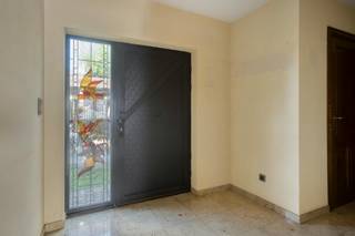 Goed gelegen, vrijstaande woning op 779 m² grond, gelegen nabij het dorpscentrum van Lichtaart. <br /><br />De woning omvat, op het gelijkvloers;<br />- inkomhal<br />- gastentoilet<br />- ingerichte keuken met zicht op de tuin<br />- ruime woonkamer met open haard<br />- veranda, aansluitend op de keuken<br />- 1 slaapkamer<br />- ingerichte badkamer met ligbad én douche<br />- achterinkom/berging<br /><br />Op de verdieping;<br />- 2 ruime slaapkamers<br />- sanitaire ruimte<br /><br />Bovendien bevat deze woning;<br />- een kelder van 120 m²<br />- een garage in deze kelder.<br /><br />De ideale woning voor mensen die veel hobby- en/of werkruimte nodig hebben.<br /><br />Dit pand is onderworpen aan de renovatieverplichting van de Vlaamse overheid voor residentiële gebouwen (behoudens bij sloop binnen 5 jaar na de aankoop). Consulteer voor meer informatie de website van het Vlaams Energie- en Klimaatagentschap via https://www.vlaanderen.be/een-woning-kopen/renovatieverplichting-voor-residentiele-gebouwen<br /><br />Bestuursmaatregelen in het maatregelenregister: nee