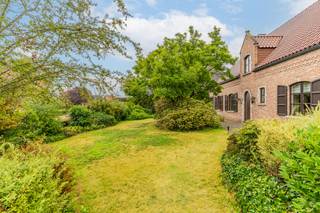 Op een rustige en groene locatie in de Kromstraat 49 te Retie bevindt zich deze bijzonder ruime woning met maar liefst 335 m² bewoonbare oppervlakte, gelegen op een prachtig perceel van 2.715 m².<br />De woning werd gebouwd in 1983 en grondig gerenoveerd in 2010. Dankzij de royale ruimtes biedt ze tal van mogelijkheden voor een groot gezin, thuiswerk of hobby's. Ze beschikt onder meer over 4 ruime slaapkamers, een grote zolder, een volledige kelderverdieping en een inpandige garage aan de rechterachterzijde.<br />Ook op energetisch vlak scoort de woning uitstekend voor haar bouwjaar. Met EPC-label B en een energiescore van 178 kWh/m² geniet u van een comfortabele en energiezuinige woning.<br />Een absolute troef is het uitzonderlijke perceel. Het terrein is maar liefst circa 100 meter diep en loopt achteraan over in een eigen bosrijke, groene omgeving. Hierdoor geniet u van veel privacy, rust en een bijzonder aangenaam uitzicht op het groen.<br />Ondanks deze rustige ligging woont u hier verrassend centraal. De Markt van Retie bevindt zich op korte afstand en ook scholen en andere voorzieningen zijn vlakbij.<br />Een unieke combinatie van ruimte, groen en een centrale ligging in Retie. Ideaal voor wie royaal wil wonen en tegelijk wil genieten van rust en privacy.