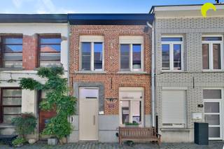 <p><span>Eerste kijkdag zaterdag 4 juli vanaf 10.00u - vooraf inschrijven verplicht. <span>hallo@habicom.be</span></span><span> - 03.449.42.41 </span></p><p><span>Biedingen mogelijk tot en met maandag 6 juli 18.00u</span></p><p><span> </span></p><p><span>Deze gezellige starterswoning met 2 slpk. is gelegen in de rustige en autoluwe wijk "Het Looks", vlakbij de Nete, waar diverse wandel- en fietsroutes de buurt doorkruisen.</span></p><p><span>Ook het winkelcentrum, diverse scholen en openbaar vervoer is op wandelafstand.</span></p><p><span> </span></p><p><span>Bij het binnenkomen word je meteen verrast door sfeer en gezelligheid, met een living en eetkamer op plankenvloer. Achteraan een comfortabele keuken en een extra ruimte voor wasmachine, droogkast met extra berging.</span></p><p><span>Ook de badkamer is beneden en werd uitgerust met bad, toilet en wastafel. De eerste verdieping werd sfeervol ingericht met een zeer ruime slaapkamer en dressing. Via een ganzentrap kom je op zolder, die plaats biedt voor een 2de slaapkamer, hobbykamer of bureauruimte onder schuin dak.</span></p><p><span> </span></p><p><span>Is deze ideale starterswoning jouw uitvalsbasis voor de volgende jaren?</span></p><p><span> </span></p><p><span>EPC: 282 kWh/m² jaar - label A</span></p><p><span>Waterinfo: G-score A - P-score A</span></p><p><span>Oppervlakte volgens metingen EPC</span></p><p><span> </span></p><p><span>Voor een bezoek ter plaatse kan u ons contacteren op het nummer 03 449 42 41 of mail ons via hallo@habicom.be</span></p><p><span>Benieuwd naar de waarde van jouw woning? Check het gratis op <span>www.watismijnhuiswaard.be</span></span></p><p><span> </span></p>