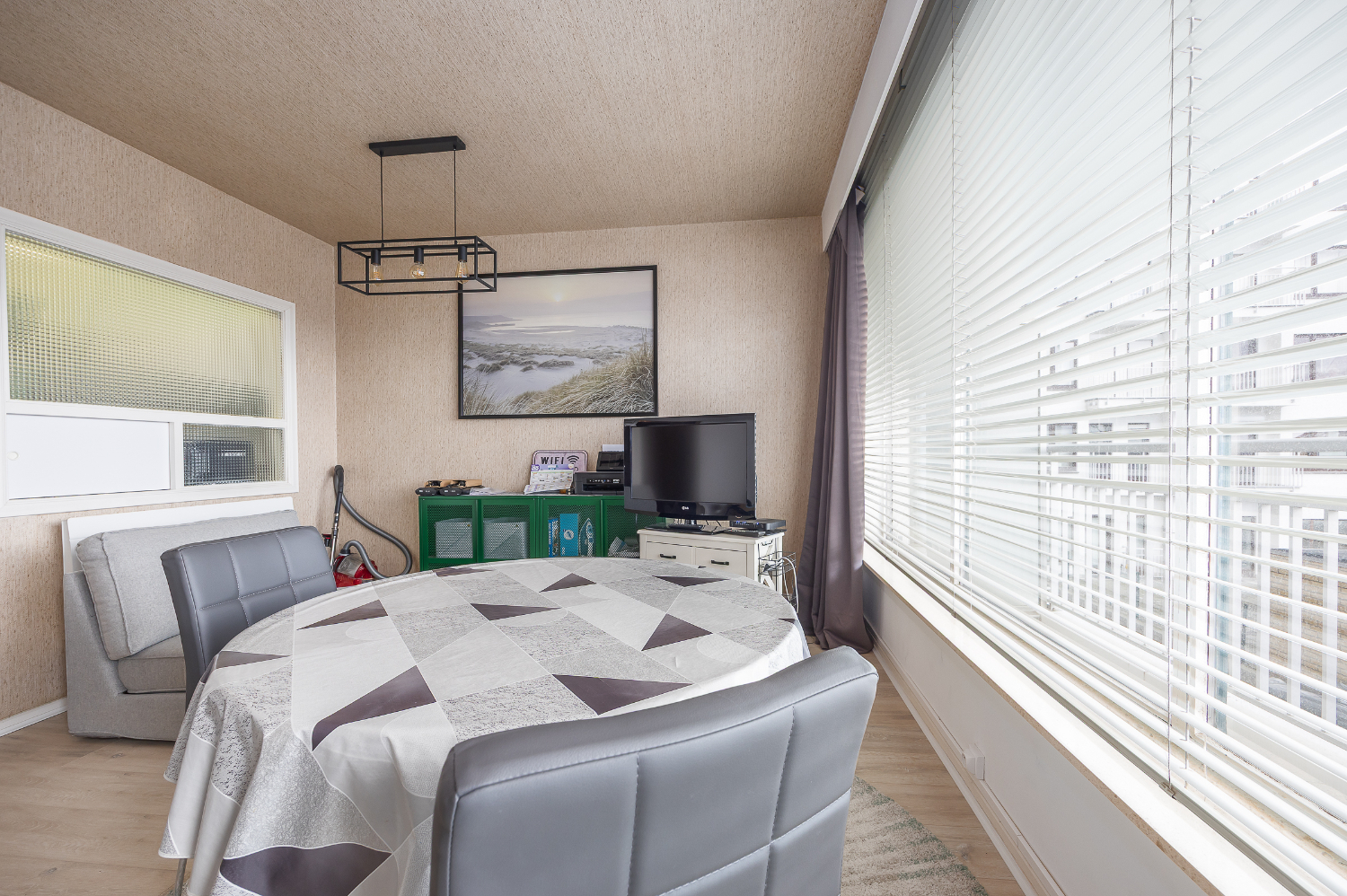 Move-in ready studio with south-facing terrace in a prime location near the seafront promenade! - photo 5