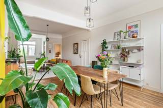 Ruime duplex met dakterras in het hart van de Pulhofwijk<br /><br />Wonen in stijl, ruimte en rust, midden in één van Berchems meest gegeerde wijken. Dit duplex-appartement op de 2de en 3de verdieping in de Rysheuvelsstraat combineert authentieke charme met hedendaags wooncomfort en biedt alles wat een moderne stadswoning nodig heeft: royale leefruimtes, drie slaapkamers, een groot dakterras en een uitstekende ligging. <br /><br />Eerste niveau (±100 m²)<br />Binnenkomen doe je in de privéhal op de tweede verdieping. De ruime leefruimte ademt karakter dankzij de authentieke houten vloeren en indrukwekkende plafondhoogte van 3 meter en 30 cm, een luxe die je in nieuwbouw zelden aantreft. Grote raampartijen zorgen voor een overvloed aan natuurlijk licht en geven de ruimte een luchtige openheid.<br />De volledig geïnstalleerde keuken is zowel functioneel als goed uitgerust: veel kastruimte, een ingebouwde oven, vaatwasser en koelkast met ingebouwde diepvrieslade. Er is een aparte, ruime wasplaats met gastentoilet. Op dit niveau bevindt zich ook een veelzijdige kamer die dienst kan doen als extra slaapkamer, thuiskantoor, speelkamer of hobbyruimte. Tot slot zijn er twee kleine balkonnetjes om even buiten te ademen.<br /><br />Tweede niveau (±64 m²)<br />De master bedroom (18 m²) beschikt over een aparte lavabo en airconditioning. De tweede slaapkamer (17 m²) is eveneens voorzien van airconditioning. De badkamer is uitgerust met een bad, een douche-in-bad en een WC. <br />De blikvanger van de woning is het grote dakterras van 25 m² op de bovenste verdieping. Het terras biedt een prachtig uitzicht over de daken van de Pulhofwijk. De noordwest-oriëntatie zorgt voor aangename namiddagzon en avondlicht.<br /><br />Praktisch & financieel<br />Bij de woning hoort een privatieve, droge kelder van 17 m². Het gebouw telt slechts drie woonunits, wat een kleine en overzichtelijke mede-eigendom garandeert. Er zijn geen syndicuskosten, enkel een blokpolis is van toepassing, wat de maandelijkse lasten bijzonder laag houdt.<br /><br />Kijkweekend 27-28/6. <br />