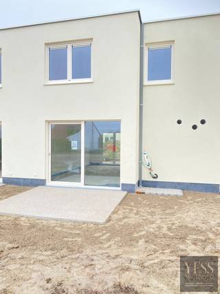 Welkom bij De Strandloper, een stijlvol en energiezuinig project op een toplocatie in Bredene!<br /><br /><span>Indeling van de woning:</span><strong> </strong><br /><strong>- Gelijkvloers:</strong> Tellerkast, ruime berging, lichtrijke en ruime living, terras, open keuken en gastentoilet.<br /><strong>- Op verdiep:</strong> nachthal, 3 slaapkamers, badkamer met lavabo en toilet.<br />Elke woning beschikt over een zuidgericht terras, ideaal om maximaal te genieten van zon en rust.<br />Elke woning beschikt over een parking vooraan het domein.<br /><br />Daarnaast wordt er sterk ingezet op energiezuinigheid en toekomstgericht wonen:<br />- Verwarming en koeling via lucht-lucht warmtepomp<br />- Energie-efficiënte technieken<br />- Fietsenstallingen voorzien op het domein<br /><br />De Strandloper biedt u de perfecte combinatie van rust, comfort en nabijheid van strand en natuur. Hier woont u in een aangename kustgemeente met vlotte bereikbaarheid en alle voorzieningen binnen handbereik.<br /><br /><strong>Bent u op zoek naar een eigentijdse vakantiewoning aan zee met doordachte indeling en zonnig terras?</strong><br />- De Strandloper in Bredene is een unieke kans.<br /><br />Neem vandaag nog contact op of plan een bezoek aan onze bemeubelde modelwoningen op Blekkaertstraat 50, Bredene aan Zee.<br />De Strandloper – Uw droom of investering aan zee - Verkoopkantoor ter plaatse op afspraak: info@yess-vastgoed.be / 050 33 59 03