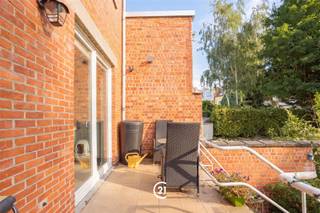 Ruime gezinswoning met 4 slaapkamers, garage en prachtige tuin. Ontdek deze ruime en lichtrijke gezinswoning in een aangename woonomgeving in Jette. Met haar mooie leefruimtes, 4 slaapkamers, garage, verschillende kelders en diepe tuin biedt deze woning heel wat ruimte en mogelijkheden voor het hele gezin.De gezellige living geniet van een mooie natuurlijke lichtinval dankzij de grote raampartijen. De open haard zorgt voor extra sfeer en karakter. Aansluitend bevindt zich de ruime, ingerichte keuken met veel kastruimte, een praktisch werkblad en een gezellige eethoek.De woning beschikt over 4 slaapkamers, ideaal voor een gezin of voor wie extra ruimte wenst voor een bureau, hobbykamer of logeerkamer.Buiten vormt de diepe, groene tuin een absolute troef. Met het terras, verschillende gezellige plekjes en de aanwezige serre is er volop ruimte om te ontspannen, te tuinieren of samen te genieten van mooie dagen.Verder beschikt de woning over een garage en verschillende kelders, waardoor er aan praktische bergruimte geen gebrek is. De woning is voorzien van verwarming op gas.Perceelsoppervlakte: 2 a 51 ca (251 m²).Dicht bij alles, op 130m van de tram en 400m van de metro, op 350m van een ziekenhuis, gerenommeerde Franstalige, Nederlandstalige en Europese scholen en tal van sportieve activiteiten en parken liggen allemaal binnen een straal van 1,5 km rond het huis, wat het dagelijks leven vergemakkelijkt. Een ruime en charmante gezinswoning met veel potentieel, een mooie tuin en tal van praktische troeven, gelegen in Jette. Zeker een bezoek waard!