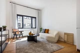 Dit leuk appartement bevindt zich in de Pioenstraat. Een straat waar je alles bij de hand hebt en stiekem niet meer weg wil.Berchem station op...
