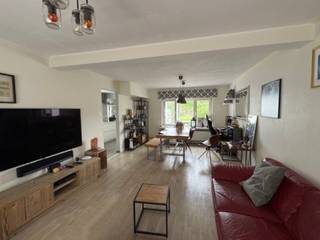 <p>Welkom in deze volledig <strong>gerenoveerde gezinswoning</strong>, rustig gelegen in een kindvriendelijke buurt te Geel. Deze instapklare woning biedt een <strong>bewoonbare oppervlakte van 165 m²</strong>, is voorzien van <strong>3 comfortabele slaapkamers</strong> en heeft alles in huis om meteen te genieten van modern en aangenaam wonen.</p>
<p>De woning werd recent <strong>volledig gerenoveerd</strong> en uitgerust met <strong>nieuwe ramen</strong>, een <strong>moderne keuken</strong> en een <strong>stijlvolle badkamer</strong> – zo hoef je enkel nog je meubels te plaatsen.</p>
<p>Daarnaast beschikt de woning over een <strong>inpandige garage</strong>, wat niet alleen praktisch is, maar ook extra bergruimte biedt.</p>
<p>De <strong>mooie, onderhoudsvriendelijke tuin</strong> is een echte troef: ideaal om tot rust te komen of te genieten met familie en vrienden.</p>
<p><strong>Troeven op een rij:</strong></p>
<ul>
<li>
<p>Instapklare gezinswoning</p>
</li>
<li>
<p>Volledig gerenoveerd: nieuwe ramen, keuken en badkamer</p>
</li>
<li>
<p>3 slaapkamers</p>
</li>
<li>
<p>Inpandige garage</p>
</li>
<li>
<p>Mooie, zonnige tuin</p>
</li>
<li>
<p>165 m² bewoonbare oppervlakte</p>
</li>
<li>
<p>Gelegen in een rustige, centrale buurt nabij scholen, winkels en centrum Geel</p>
</li>
</ul>
<p>Deze woning biedt de perfecte mix van comfort, ruimte en ligging. Klaar om te verhuizen? <strong>Contacteer ons voor een bezichtiging en ontdek het zelf!</strong></p>
<p></p>