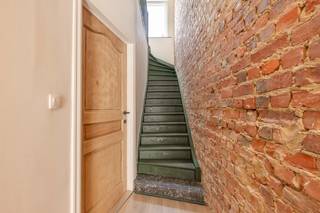 Welkom in deze charmante en instapklare gezinswoning, gelegen aan de populaire Guido Gezellelaan 175 in Heule 🌿. Een ideale thuis voor wie op zoek is naar een perfecte balans tussen een rustige woonomgeving en een centrale ligging nabij Kortrijk! Deze woning is met zorg onderhouden en biedt een warme, uitnodigende sfeer met tal van authentieke elementen en moderne accenten.<br /><br /><strong><u>📍 Ligging:</u></strong><br />De woning is uitstekend gelegen in het hart van het gezellige Heule (Kortrijk). Op wandel- en fietsafstand vind je het bruisende dorpscentrum met diverse winkels, scholen, bakkers en gezellige horecagelegenheden 🚴‍♂️☕. Bovendien geniet je van een vlotte verbinding naar de belangrijkste invalswegen (R8, A17/E17) en het centrum van Kortrijk. Rustig wonen met alle stadsfaciliteiten binnen handbereik!<br /><br /><u><strong>Indeling:</strong></u><br /><br /><u>Gelijkvloers:</u><br />Inkomhal die leidt naar de ruime en sfeervolle woonkamer. De grote raampartijen zorgen voor een prachtige lichtinval en een indirect contact met het veranda, terras en de tuin. Aansluitend vind je de nieuwe keuken, die functioneel is ingericht en voorzien van alle nodige comfort. Via de eetkamer is er toegang tot de handige kelder (voor extra opslag) en de wasplaats/berging. De keuken geeft ook uit aan een veranda. Een extra ruimte met veel potentieel! <br /><br /><u>1ste verdieping: </u><br />De nachthal biedt toegang tot 2 ruime slaapkamers met mooie houten vloeren en een verzorgde badkamer voorzien van een lavabomeubel, toilet en douche/ligbad 🛁.<br /><br /><u>Zolder: </u><br />De zolderruimte is toegankelijk via een vaste trap en kan ingericht worden als een royale 3de slaapkamer ✨.Deze ruimte kan ook perfect dienen als master bedroom, hobbykamer of bureau.<br /><br /><strong><u>🌳 Tuin &amp; Buitenruimte:</u></strong><br />Aan de achterzijde geniet je van een aangenaam terras en een diepe, zonovergoten tuin 🌻. Een ideale plek voor zomerse barbecues, spelende kinderen of om simpelweg tot rust te komen in het groen. De tuin is volledig omheind en biedt voldoende privacy.<br /><br /><u>🔑 Troeven van de woning:</u><br />✔️ Instapklaar en recent gerenoveerd✨<br />✔️ 3 volwaardige slaapkamers, waarvan één ruime zolderkamer<br />✔️ Gezellige zuidgerichte stadstuin met aangenaam terras 🌞<br />✔️ Toplocatie in Heule, dicht bij winkels en scholen<br />✔️ Kelder aanwezig voor extra bergruimte<br /><br /><strong><u>🌡️ Energie &amp; Technieken:</u></strong><br />✔️Verwarming: Efficiënte centrale verwarming met een condenserende gasketel (geplaatst in 2026).<br />✔️Beglazing: Grotendeels voorzien van hoogrendementsbeglazing.<br />✔️Isolatie: Het platte dak voldoet reeds aan de energiedoelstellingen. <br />✔️Ventilatie: Er zijn reeds ventilatievoorzieningen aanwezig in de woning.<br /><br />💬 Interesse in deze instapklare topper? Neem snel contact op met <strong>Dominique +32 476 77 31 31</strong> of <strong>dominique@vastgoedcanniere.be</strong> en ontdek jouw toekomstige droomwoning!<br /> 