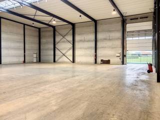 Bent u op zoek naar een functionele en goed bereikbare opslag- of bedrijfsruimte? Deze magazijnruimte van 625 m² in de industriezone De Nest...
