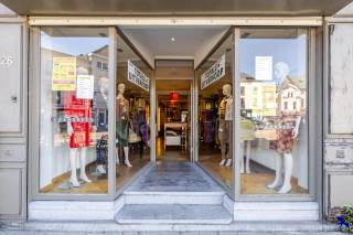 Welkom in Willebroek!<br /><br />Deze handelswoning is gelegen pal in het centrum van Willebroek, direct aan het marktplein waar elke woensdag de wekelijkse markt plaatsvindt. Deze locatie zorgt automatisch voor veel zichtbaarheid en bezoekersverkeer, wat een ideale omgeving creëert voor commerciële activiteiten.<br /><br />Op de bovenverdieping bevinden zich een leefruimte, een keuken en een zolderkamer, wat extra comfort biedt voor wie wonen en werken op dezelfde locatie wil combineren. De handelswoning is flexibel in te richten, maar vereist een grondige renovatie om aan de hedendaagse standaarden te voldoen. Grote ramen aan de voorzijde zorgen voor aangename natuurlijke lichtinval, wat de winkelruimte na de renovatie uitnodigend maakt voor klanten.<br /><br />Daarnaast is er genoeg parkeergelegenheid in de nabije omgeving, waardoor het makkelijk bereikbaar is voor bezoekers. Door de centrale ligging en de gunstige marktactiviteiten voor de deur, vormt deze handelswoning een uitstekende kans voor ondernemers die willen investeren in een grondige renovatie en hun zaak in Willebroek willen vestigen.<br /><br />Stedenbouwkundige inlichtingen in aanvraag. <br />Bodemattest in aanvraag.<br /><br />Interesse gewekt? Contacteer ons kantoor via info@hiro.be of 03 230 00 14!
