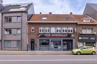 Instapklaar handelshuis of woonst in centrum Oostmalle!Indeling: Ruime inkomhal, praktijkruimte, apart sanitair, kelder, 4 ruime kamers, badkamer en...