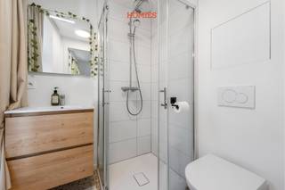 Op een steenworp van de Leuvense markten vindt u deze moderne studentenkamer van ca. 16 m², gelegen aan de voorzijde van het gebouw op de tweede verdieping. De combinatie van centrale ligging en kwalitatieve afwerking maakt dit een bijzonder aantrekkelijke unit. De kamer is bemeubeld met bed, bureau met bureaustoel, kleerkast en een ingebouwde ontbijtblok met koelkast en microgolfoven. Elke unit beschikt over een eigen badkamer met douche, lavabo en toilet. Bewoners genieten bovendien van een gemeenschappelijke keuken met berging en een inpandige fietsenstalling. Perfect als veilige investering in een blijvend sterke studentenmarkt. Heeft u vragen of zou u graag een bezoek inplannen? Aarzel dan niet om ons te contacteren via info@homies.be of via 016 22 82 22. HOMIÉS, an Eye for Immo. 