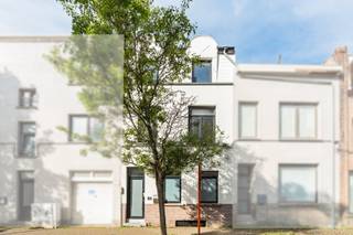 e koop: volledig instapklare woning in de Steenbakkersstraat, centraal gelegen in Oostende, nabij scholen, openbaar vervoer en het park.

<p> </p>

<p>Deze leuke gezinswoning biedt een comfortabele indeling en een praktische ligging. Dankzij de centrale locatie geniet u van vlotte verbindingen naar invalswegen en het ziekenhuis, terwijl de residentiële omgeving zorgt voor rust. Met vier slaapkamers en een gezellige leefruimte is dit de ideale thuis voor een gezin dat meteen wil intrekken zonder renovatie.</p>

<p> </p>

<p>Belangrijkste ruimtes:<br />• Inkomhal met toegang tot de leefruimte<br />• Gezellige living met natuurlijke lichtinval<br />• Functionele keuken<br />• Terras ideaal voor buitenmomenten<br />• 4 slaapkamers, geschikt voor gezin of thuiswerk<br />• Badkamer met inloopdouche, toilet en dubbele wastafel<br />• Kelder voor extra opslagruimte</p>

<p> </p>

<p>Troeven:<br />• Volledig instapklaar<br />• Leuke gezinswoning<br />• Centraal gelegen nabij voorzieningen</p>

<p> </p>

<p>Neem vandaag nog contact op met uw ERA-makelaar voor een bezoek.</p>

<p> </p>

<p>JOUW DROOMHUIS. ZO GEVONDEN!</p>