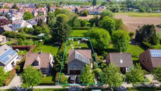 <p><span>Ontdek deze ruime en lichtrijke villa uit de jaren 90, ideaal gelegen in Koningslo, op een strategische locatie met vlotte verbindingen naar Brussel, de E19/E40, openbaar vervoer, scholen en winkels. Een perfecte gezinswoning voor wie ruimte, bereikbaarheid en comfort wil combineren. De woning bevindt zich op een mooi oost gericht perceel van 900 m², waar u s ochtends en overdag kan genieten van de zon en een aangename tuinbeleving zonder inkijk. Met een bewoonbare oppervlakte van 232m² biedt deze villa tal van mogelijkheden voor grote gezinnen of thuiswerk. Via de inkom in de zijgevel komt u in de centrale hal die toegang geeft tot alle ruimtes. Vooraan bevinden zich een ruime garage en een bureau, ideaal als thuiswerkplek of eenvoudig om te vormen tot een extra slaapkamer op het gelijkvloers. De leefruimte strekt zich uit tot de achterzijde van de woning en geniet van veel lichtinval en mooi zicht op de tuin. Aansluitend bevindt zich een ruime veranda die de leefruimte uitbreidt en zorgt voor extra wooncomfort. De halfopen keuken is praktisch ingericht en voorzien van alle nodige toestellen, met daarnaast een berging/wasplaats. Op de verdieping bevinden zich 4 slaapkamers, inclusief een masterbedroom met ingemaakte kasten en eigen badkamer. Daarnaast is er een ruime slaapkamer en twee kleinere kamers die flexibel kunnen worden ingericht of samengevoegd. Een tweede badkamer bedient de overige kamers. Extra troef is de ruime kruipzolder onder het dak, ideaal als extra berging. Een instapklare en veelzijdige villa op toplocatie met enorm potentieel!</span><span> </span></p>