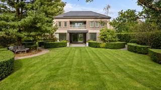 <p><strong>Moderne EPC A-villa op toplocatie nabij scholen en station, met prachtige tuin en privacy</strong></p>
<p>Deze <strong>moderne villa uit 2018</strong> combineert hedendaagse architectuur met een warme woonbeleving. Grote raampartijen zorgen voor veel licht en een sterke verbinding met de <strong>prachtig aangelegde tuin</strong>. Met <strong>3 slaapkamers, een polyvalente kamer als mogelijke 4e slaapkamer, 2 badkamers</strong>, energiezuinige technieken en een volwaardige tuinkamer biedt deze woning bijzonder compleet wooncomfort.</p>
<p><strong>Gelijkvloerse verdieping<br /></strong>- Ruime <strong>inkomhal met vestiaire</strong> en gastentoilet met handenwasser<br />- Royale <strong>woonkamer met grote raampartijen</strong> en zicht op het groen<br />- Lichtrijke eetkamer met directe verbinding naar de tuin<br />- Hedendaagse <strong>open keuken met eiland</strong>, inductiekookplaat, geïntegreerde dampkap, ovens, koelkast met vriesvak, quooker en vaatwasser<br />- Praktische wasplaats en ruime berging met deur naar de tuin en buitendeur<br />- Leefruimtes deels afsluitbaar met <strong>stijlvolle glazen schuifdeuren<br /></strong>- Lichtrijke <strong>bureau-/speel-/eet- of slaapkamer</strong> met toegang tot het terras<br />- Aansluitende ruimte, volledig voorbereid voor de inrichting van een <strong>3e ensuite badkamer</strong>, met reeds voorziene aansluitingen, <strong>vloerverwarming en buitenraam</strong><br />- Kwalitatieve keramische tegelvloer en trap met nachtverlichting</p>
<p><strong>Eerste verdieping<br /></strong>- Nachthal met toegang tot een <strong>overdekt terras met prachtig tuinzicht<br /></strong>-<strong> 2 ruime slaapkamers<br /></strong>- Royale badkamer met <strong>whirlpoolbad, regendouche, lavabo en toilet<br /></strong>- Royale <strong>masterbedroom met dressing<br /></strong>- Ensuite badkamer met <strong>regendouche, sunshower, lavabo en toilet</strong></p>
<p><strong>Tuin en buitenruimte<br /></strong>- Prachtig aangelegde en <strong>volledig omheinde tuin</strong> met gazon, volwassen bomen en gevarieerde beplanting<br />- Bijzonder veel <strong>groen, rust en privacy<br /></strong>- Ruim terras met <strong>overkapping en verstelbare lamellen<br /></strong>-<strong> Tuinkamer/tuinhuis berging</strong> met dubbele beglazing en houten vloer en elektriciteit<br />- Tuinverlichting en elektrische aansluitpunten<br />- <strong>Carport</strong> met toegang tot de berging<br />- Vrij karakter dankzij de omliggende bomen, bosrand en open omgeving</p>
<p><strong>Bijzonderheden<br /></strong>-<strong> Bouwjaar 2018<br /></strong>- <strong>3 slaapkamers + mogelijke 4e slaapkamer<br /></strong>-<strong> 2 badkamers + mogelijkheid voor een 3e badkamer<br /></strong>- <strong>Vloerverwarming</strong> op het gelijkvloers<br />- Energiezuinige <strong>lucht-waterwarmtepomp<br /></strong>- <strong>28 zonnepanelen en thuisbatterij<br /></strong>- <strong>3-fase EV lader voor de auto<br /></strong>- PVC schrijnwerk met <strong>zonwerende beglazing en vliegenramen<br /></strong>- Ventilatiesysteem C<br />- Regenwaterput aangesloten op toiletten en buitenkraan<br />- Waterontharder<br />- Volledig omheind met veel <strong>privacy<br /></strong>- Overdekt terras, carport en volwaardige tuinkamer</p>
<p><strong>Ligging</strong></p>
<p>Gelegen in de <strong>Arnold Brabantstraat in Kalmthout</strong>, op een rustige en kindvriendelijke locatie <strong>aan een doodlopende straat</strong>. De groene omgeving en het ontbreken van directe bebouwing aan beide zijden zorgen voor een uitzonderlijk gevoel van <strong>vrijheid en privacy</strong>, terwijl scholen, het station, het centrum en dagelijkse voorzieningen vlot bereikbaar zijn.</p>
<p><strong>Een complete, energiezuinige villa waar licht, ruimte en hedendaags wooncomfort samenkomen met een prachtige tuin en uitzonderlijke privacy.</strong></p>
<p></p>