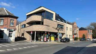 Appartement te centrum Buggenhout.  Dit appartement heeft 2 terrassen en tevens 2 slaapkamers. is gelegen op de 1e verdieping en toegankelijk via...