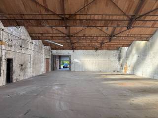 Lichtrijk en droog magazijn met grote inrijpoort en parking 14 x 25 m. 