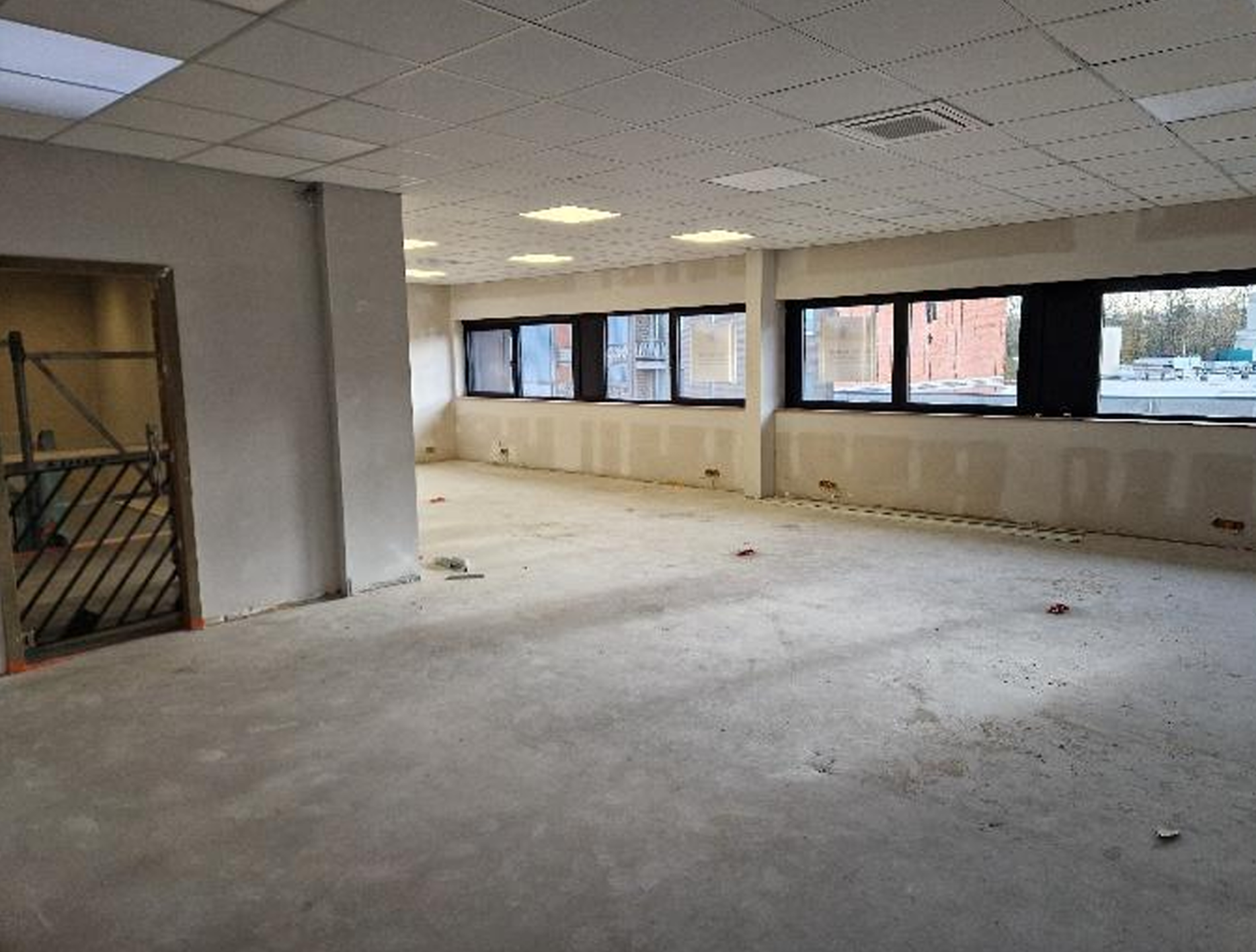 Gerenoveerd bedrijfsgebouw te huur. - foto 5