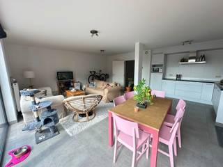 <p><span>Vous recherchez un appartement confortable et moderne ?</span></p><p><span>Appartement récent de plain-pied à louer, comprenant une chambre spacieuse, une salle de bains magnifiquement aménagée avec une douche élégante, ainsi qu'une cuisine entièrement équipée avec tous les appareils nécessaires. </span></p><p><span>Profitez du grand air sur la grande terrasse, idéale pour se détendre.</span></p><p><span>Une place de parking devant l'immeuble est incluse, pour que vous puissiez toujours vous garer sans souci. </span></p><p><span>Parfait pour ceux qui recherchent le confort et la commodité dans un cadre de vie contemporain.</span></p><p><span>Disponible le 1er octobre 2026.</span></p><p><span>Ne manquez pas cette opportunité unique ! Contactez-nous rapidement pour prendre rendez-vous via info@vastgoedplus.be ou au 015 200 999.</span></p>