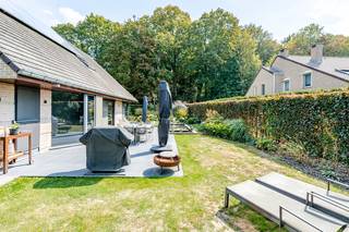 <p><strong>Charmante open bebouwing in Erps-Kwerps, gelegen in een groene en residentiële omgeving nabij openbaar vervoer en het treinstation.</strong><br />Deze woning uit 1997 combineert ruimte, comfort en een rustige ligging in een landelijke villawijk. De lichtrijke woonkamer en de ruime keuken zorgen voor een aangename leefomgeving voor het hele gezin. Met drie volwaardige slaapkamers, een grote tuin van 524 m² en een ruime oprit voor de deur biedt deze woning alles voor comfortabel wonen. Bovendien is de woning asbestvrij en beschikt ze over een EPC-label B, waardoor er geen renovatieverplichting geldt. De nabijheid van scholen, bos en park maken deze woning extra aantrekkelijk.<br /><br /><u><strong>Belangrijkste ruimtes:</strong></u><br />• Ruime woonkamer (56 m²) met veel lichtinval<br />• Keuken (16 m²) met praktische indeling<br />• Drie slaapkamers van 27,6 m², 12 m² en 12 m²<br />• Badkamer (10 m²)<br />• Bijkeuken (6 m²) en berging (3 m²)<br />• Garage (33 m²)<br />• Tuin van 524 m²<br />• Ruime oprit met parkeermogelijkheid voor de woning<br /><br /><u><strong>Troeven:</strong></u><br />• Asbestvrije woning<br />• EPC B dus geen renovatieverplichting<br />• Rustige ligging in groene en residentiële omgeving<br /><br />Meer informatie of een bezoek met Nicolas Geeraerts? Contacteer ons via +3223351115<br />JOUW DROOMHUIS. ZO GEVONDEN!</p>