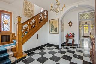 Zeer gunstig en centraal gelegen ruime herenwoning op de hoek van het Wipplein en de H. Spillemaeckersstraat, nabij het centrum van Boom. ...