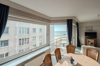Instapklaar 2-slaapkamer appartement te koop met prachtig zijdelings zeezicht gelegen op de 6de verdieping van de residentie "Xavier" langs de Albertushelling te Mariakerke. Op enkele wandelpassen van zee en strand. <br /><br />Indeling: <br />- inkomhal voorzien van ingemaakte kasten met gastentoilet <br />- lichtrijke leefruimte met een terras<br />- keuken voorzien van keramische kookplaat, vaatwasmachine, spoeltafel en microgolf <br />- nachthal <br />- badkamer 1 voorzien van een douche en lavabo<br />- badkamer 2 voorzien van dubbele lavabo meubel met spiegelkast, bad en toilet <br />- slaapkamer (9m²) met aansluitend badkamer 1<br />- slaapkamer (11m²) met toegang naar badkamer 2<br /><br />Pluspunten: <br />- instapklaar<br />- zijdelings zicht op zee<br />- gemeenschappelijke fietsenberging in het gebouw <br />- openbaar vervoer op wandelafstand<br />- EPC label C <br />- 1 appartement per verdiep <br /><br />Op zoek naar een instapklaar 2-slaapkamer appartement met prachtig zijdelings zicht op zee? Aarzel niet om ons te contacteren. <br /><br /><br />Bestuursmaatregelen in het maatregelenregister: nee