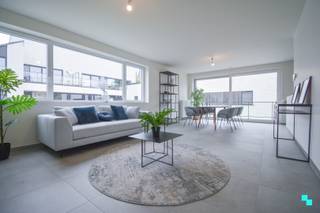 Dit <strong>nieuwbouw twee slaapkamer appartement</strong> beschikt over een bewoonbare oppervlakte van 107 m² en is gelegen op de eerste verdieping in residentie De Prinne II. Indeling: inkomhal, apart gastentoilet, lichtrijke leefruimte met open geïnstalleerde keuken, annex berging, badkamer (voorzien van douche en badkamermeubel met dubbele wastafel), twee slaapkamers en terras van 7,8 m². Woonproject Hof Ter Prinne is gelegen in het centrum van Gits en bestaat uit dertien appartementen en zeven woningen, verdeeld over vijf verschillende woonunits (A t.e.m. E). Verder beschikt het domein eveneens over parkeerplaatsen, garages en een fietsenberging. Aantrekkelijke, groene ligging! Hedendaagse architectuur | Zeer energiezuinig (E35) | Mogelijkheid tot aankoop parkeerplaats/garage | Verkoop onder BTW-stelsel | Justine organiseert voor dit appartement de bezoeken ter plaatse, mits het maken van een afspraak. www.bordes.be