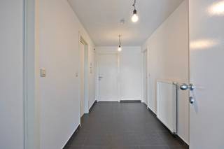 <p><strong>Leopoldsburg: appartement met terras en ondergrondse garagebox op gunstige ligging</strong></p>
<p>Dit appartement is gelegen aan de Lommelsesteenweg 4 in Leopoldsburg, op een uitstekende locatie nabij het centrum. Dankzij de nabijheid van winkels, openbaar vervoer en andere dagelijkse voorzieningen geniet u hier van een uiterst praktische woonomgeving. Bovendien bevindt u zich in een groene omgeving, wat zorgt voor een aangename combinatie van bereikbaarheid en wooncomfort.</p>
<p>Het appartement bevindt zich op de eerste verdieping en beschikt over een functionele indeling met een lichtrijke leefruimte en een aangenaam terras met vrij uitzicht. Dankzij de gunstige ligging en de ondergrondse garage vormt dit appartement een interessante opportuniteit voor zowel eigen bewoning als investering.</p>
<p><strong>INDELING:</strong></p>
<p>Eerste verdieping: inkomhal, lichtrijke woonkamer met open keuken, terras, apart toilet, badkamer en slaapkamer.</p>
<p><strong>Ondergronds:</strong> privatieve garagebox.</p>
<p><strong>TROEVEN:</strong></p>
<ul><li>Gunstige ligging op wandelafstand van dagelijkse voorzieningen</li><li>Vlakbij het centrum van Leopoldsburg</li><li>Groene omgeving met vrij uitzicht vanaf het terras</li><li>Ondergrondse garagebox</li><li>Praktische en functionele indeling</li></ul>
<p>Bent u op zoek naar een appartement op een centrale locatie met alle voorzieningen binnen handbereik? Ontdek de troeven van deze eigendom in Leopoldsburg en plan vandaag nog uw bezoek!</p>
<p><strong>JOUW DROOMAPPARTEMENT. ZO GEVONDEN!</strong></p>
