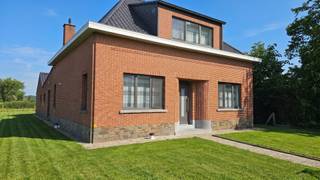 <p><span>Ruime en instapklare villa met 4 slaapkamers is uitstekend gelegen nabij het centrum van Leefdaal. </span></p><p><span> </span></p><p><span>De woning verwelkomt u met een ruime inkomhal en biedt een lichtrijke woonkamer van 43 m² met aangename leefruimte. De volledig uitgeruste, gesloten keuken beschikt over alle hedendaagse comfort, waaronder een koelkast, oven, microgolfoven, vaatwasser, diepvries en inductiekookplaat, aangevuld met een gezellige ontbijthoek.</span></p><p><span> </span></p><p><span>Verder beschikt de woning op het gelijkvloers over een bureau, praktische berging, veranda en een eerste slaapkamer van 15,1 m². De badkamer op het gelijkvloers is uitgerust met een douchecabine, lavabo in meubel en toilet.</span></p><p><span> </span></p><p><span>Op de eerste verdieping bevinden zich nog drie slaapkamers, waarvan twee met dressing, evenals een tweede douchekamer met douchecabine, lavabo en toilet.</span></p><p><span> </span></p><p><span>Daarnaast beschikt de woning over een garage, kelder en een aangename tuin met noordwestelijke oriëntatie waar u in alle rust kan genieten van het buitenleven.</span></p><p><span> </span></p><p><span>Extra troeven:</span></p><p><span> </span></p><ul><li><span>Centrale verwarming op gas </span></li><li><span>Dubbele beglazing in PVC </span></li><li><span>Waterverzachter </span></li><li><span>Goede EPC-score: label C </span></li></ul><p><span> </span></p><p><span>Onmiddellijk beschikbaar.</span></p><p><span> </span></p><p><span>Bent u op zoek naar een ruime gezinswoning op een rustige maar centrale ligging? Neem dan gerust contact met ons op voor een bezoek ter plaatse.</span></p>