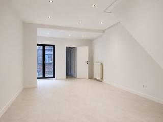 Bent u op zoek naar een volledig gerenoveerd appartement op een rustige, maar centrale ligging? <br />Dan is dit instapklare éénslaapkamerappartement, gelegen aan de Boodtsstraat 34 bus 001 te Temse, zeker een bezoek waard.<br /><br />Het appartement bevindt zich op het gelijkvloers van een kleinschalig gebouw met slechts twee appartementen, wat zorgt voor een aangename en rustige woonomgeving.<br /><br />Indeling<br />Via de inkomhal komt u terecht in de lichtrijke leefruimte met voldoende plaats voor een gezellige zit- en eetkamer. <br />Aansluitend bevindt zich de volledig ingerichte keuken met een praktische technische ruimte/berging. <br />Verder beschikt het appartement over een nachthal die toegang geeft tot de ruime slaapkamer en de moderne badkamer.<br /> <br />In het midden van het appartement bevindt zich een gezellige koer, waar u in alle rust kunt genieten van een tas koffie of wat frisse lucht.<br /><br />Ligging<br />De Boodtsstraat is rustig gelegen, terwijl alle dagelijkse voorzieningen zich op korte afstand bevinden. Zo bereikt u het centrum van Temse, verschillende supermarkten, lokale handelszaken, scholen, horecazaken en sportfaciliteiten in slechts enkele minuten. Ook het openbaar vervoer (bus en station van Temse) bevindt zich in de nabije omgeving.<br />Dankzij de uitstekende verbinding met de N16, E17 en A12 zijn zowel Antwerpen, Sint-Niklaas, Dendermonde als Brussel vlot bereikbaar, waardoor dit appartement ook ideaal is voor pendelaars.<br /><br />De huurprijs bedraagt 900,00 EUR inclusief gemeenschappelijke kosten. <br /><br />Interesse in dit instapklare appartement? Contacteer ons gerust voor meer informatie of om een bezoek in te plannen.