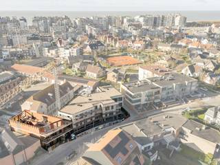 Residentie Ace is gelegen in het bruisende centrum van Wenduine, op een steenworp afstand van winkels, openbaar vervoer, tennis & minigolf en slechts 400 meter van het strand van Wenduine. Het project omvat 6 royale appartementen met een bewoonbare oppervlakte van 107 – 137 m2 en met prachtige terrassen. Hier heb je de keuze uit 2 - en 3 slaapkamerappartementen. Momenteel kan je hier nog genieten van het tijdelijk verlaagde BTW-tarief van 6%!
Uniek aan het project is niet alleen de doordachte architectuur, maar ook de nadruk op kwaliteit en duurzaamheid. Het streven naar alle nodige comfort gaat hand in hand met hoogwaardige afwerkingen en grote raampartijen die zorgen voor een lichtrijk gevoel, het hele jaar door. Deze energiezuinige bouw is niet alleen ecologisch verantwoord, maar ook duurzaam, met E-peilen lager dan E40. Zo opteert men bijvoorbeeld voor vloerverwarming gekoppeld aan geothermie, waardoor je geniet van een aangenaam en efficiënt woonklimaat. Tevens is er de mogelijkheid tot aanschaffen van een individuele berging en/of autostaanplaats.
Wens je meer informatie over Ace in het centrum van Wenduine? Contacteer ons via 050 70 81 74 of hello@keyimmo.be.