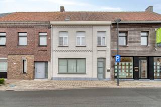 Op de Beversesteenweg in Roeselare-Beveren vinden we deze ruime en veelzijdige tussenwoning terug, ideaal voor wie op zoek is naar een comfortabele gezinswoning met heel wat ruimte. De woning beschikt over drie volwaardige slaapkamers, een garage met uitweg achteraan en een aangename zuidgerichte tuin. Dankzij de gunstige ligging nabij winkels, scholen, openbaar vervoer en de E403 geniet u hier van een perfecte combinatie tussen bereikbaarheid en wooncomfort.<br /><br /><strong>Ligging: </strong>De woning is gelegen in het centrum van Beveren (Roeselare), op wandelafstand van winkels, scholen, apotheek, horeca en openbaar vervoer. Aan de overzijde bevindt zich een bakkerij, wat zorgt voor extra dagelijks comfort. Dankzij de nabijheid van de E403 geniet u van een vlotte verbinding richting Brugge, Kortrijk en omliggende steden.<br /><br /><strong>Indeling van de woning:</strong><br /><u>Gelijkvloers</u>: Via de ruime inkomhal komt u binnen in de woning, met toegang tot de gezellige woonkamer en aparte eetplaats. Vanuit de eetplaats bereikt u het gastentoilet. Verder biedt de inkomhal toegang tot de keuken met bijkomende eetruimte. De keuken geeft uit op de zuidgerichte stadstuin. Daarnaast is de garage zowel via een aparte inrit achteraan als via de keuken bereikbaar.<br /><u>Eerste verdiepin</u>g: Op de eerste verdieping bevindt zich de ruime badkamer, voorzien van een dubbel lavabomeubel, ligbad, apart toilet en aansluiting voor wasmachine en droogkast. Enkele treden hoger (via een kleine trap) bereikt u de nachthal met drie ruime slaapkamers.<br /><u>Zolderverdieping</u>: De ruime zolder is bereikbaar via een vaste trap en kan perfect ingericht worden als vierde slaapkamer, hobbyruimte of extra bergruimte.<br /><u>Buitenruimte</u>: De woning beschikt over een gezellige, zuidgerichte stadstuin waar u volop kan genieten van zon en rust.<br /><br /><strong>Troeven:</strong>
<ul>
	<li>Zeer ruime tussenwoning met 3 slaapkamers.</li>
	<li>Garage met uitweg achteraan.</li>
	<li>Zuidgerichte stadstuin.</li>
	<li>Centrale ligging dichtbij winkels, apotheek, horeca en zoveel meer.</li>
	<li>Veel opslagruimte dankzij garage en zolderruimte.</li>
	<li>Vlotte bereikbaarheid nabij E403 en openbaar vervoer.</li>
</ul>
<br /><strong>Interesse? </strong>Contacteer ons kantoor voor meer informatie of plan een vrijblijvend bezoek via 051/201.400 of info@dicasa.be. 