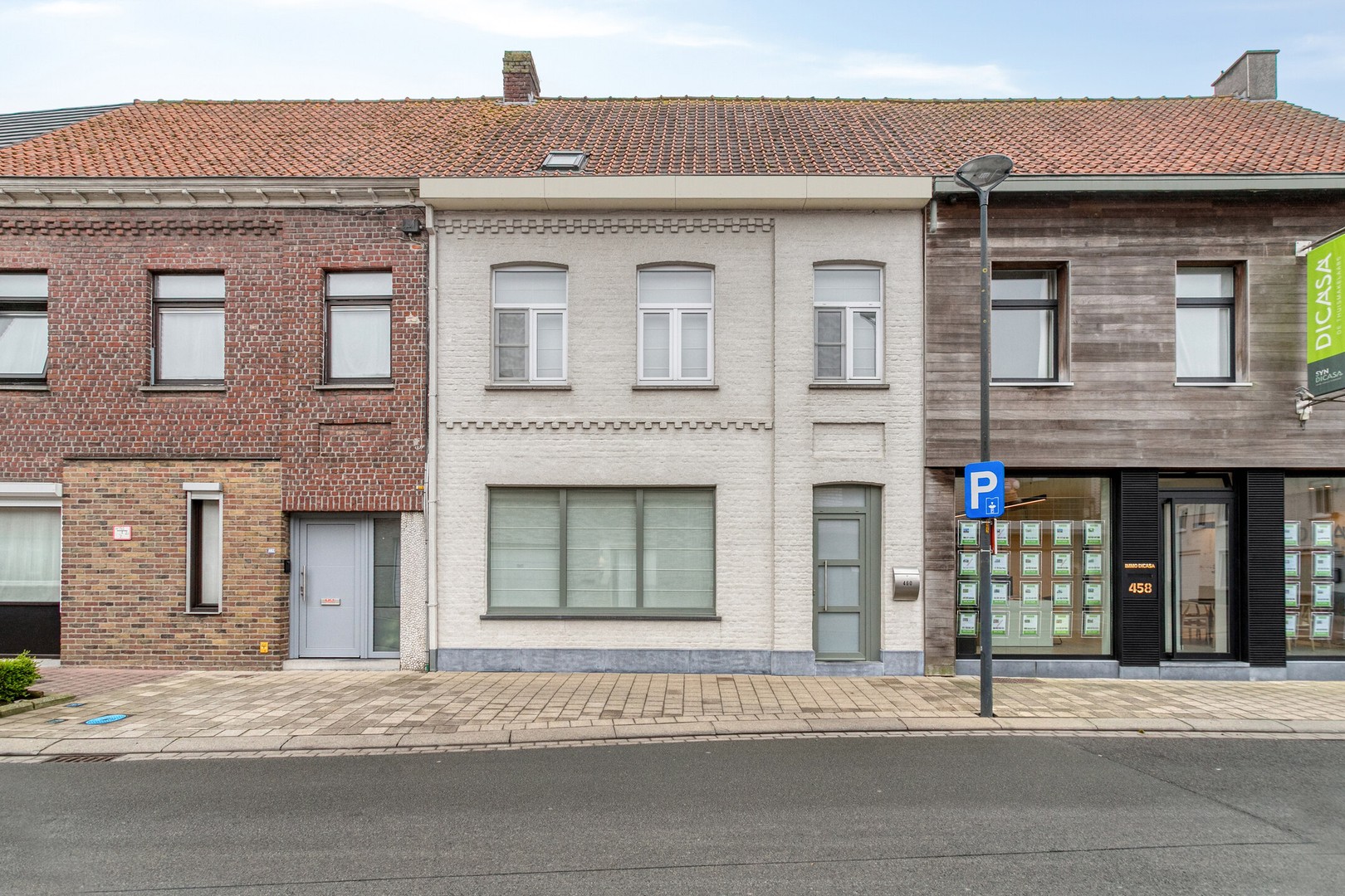 Ruime tussenwoning met 3 slaapkamers, garage met uitweg en zuidgerichte tuin op centrale ligging te Roeselare - foto 1