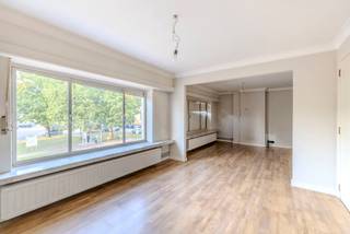 Handelshuis met verhuurde handelsruimte en ruim appartement in hartje Blauberg!<br /><br />Gelegen in het centrum van Blauberg (Herselt), beschikt dit handelshuis over een handelsruimte op het gelijkvloers en een ruim appartement op de bovenliggende verdiepingen. Dankzij de centrale ligging bevinden winkels, voorzieningen en andere faciliteiten zich op korte afstand.<br /><br />De handelsruimte op het gelijkvloers is momenteel verhuurd, wat zorgt voor een mooie vaste huurinkomst. Dit maakt het pand bijzonder interessant voor wie wonen en investeren wil combineren.<br /><br />Het ruime appartement van maar liefst 177 m² is momenteel vrij en beschikt over 3 slaapkamers, een ruime keuken, een badkamer met ligbad en een zolderruimte. Dankzij de ruime oppervlakte en praktische indeling biedt het appartement heel wat mogelijkheden om er een comfortabele thuis van te maken.<br /><br />Uniek voor wie wonen en investeren wil combineren: woon zelf boven en geniet van een vaste huurinkomst uit de handelsruimte beneden!<br /><br />Uniek voor investeerders: ideaal voor verhuur of bewoning!<br /><br />EPC: D-score – UC: 20260930-0003965984-RES-1<br /><br />Woongebied – Vergunning – Geen verkavelingsvergunning – Geen dagvaarding – Geen voorkooprecht