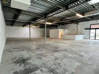 Commerciële ruimte met vrije hoogte van +/- 3.80; berging; afzonderlijke WC; bureelruimte;3 buiten parkeerplaatsen;Mogelijkheid tot het bijhuren van...